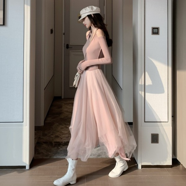 Rochie modernă de damă cu mâneci tăiate și fund din tul