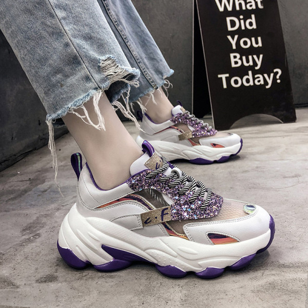 Ležerne ženske tenisice s grubim potplatom i sjajnim efektom