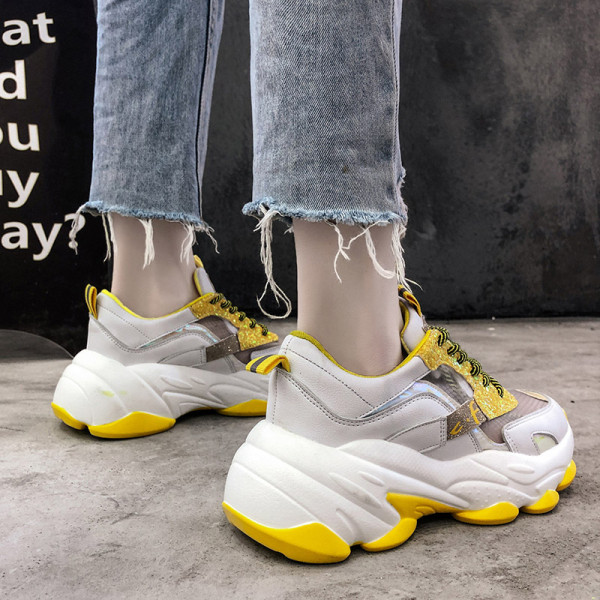 Ležerne ženske tenisice s grubim potplatom i sjajnim efektom