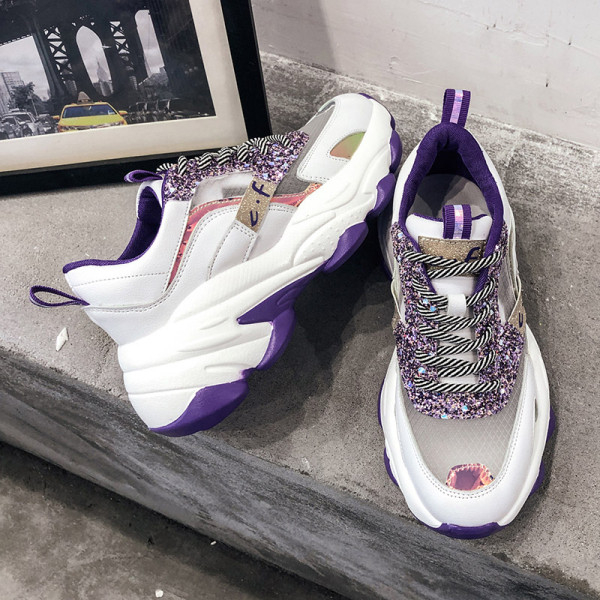 Ležerne ženske tenisice s grubim potplatom i sjajnim efektom