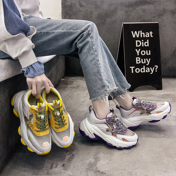 Ležerne ženske tenisice s grubim potplatom i sjajnim efektom