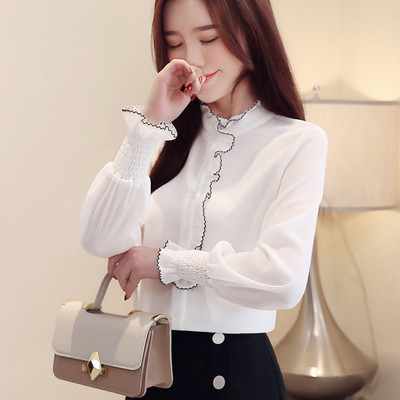 Pašreizējais sieviešu krekla modelis ar pusaugstu apkakli