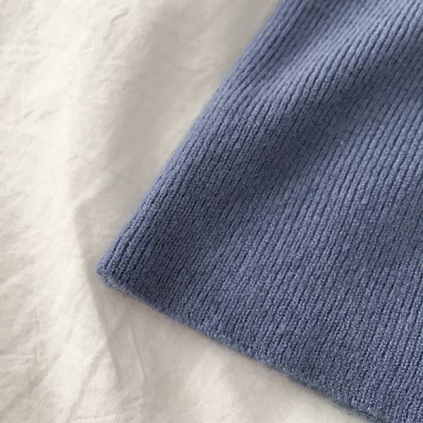 Ikdienas sieviešu blūze ar kvadrātveida kakla izgriezumu un garām piedurknēm