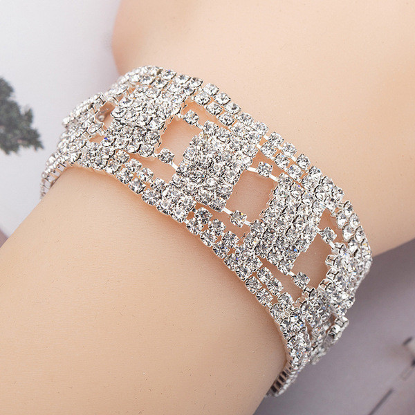 Stilinga moteriška apyrankė su akmenukais ir užsegimu