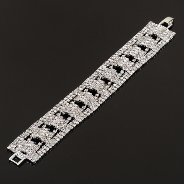 Stilinga moteriška apyrankė su akmenukais ir užsegimu