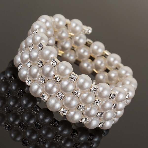 Stilinga moteriška apyrankė su perlais ir akmenimis