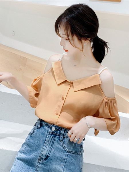 Moteriški modernūs marškiniai apnuogintais pečiais ir dekoratyviniais perlais