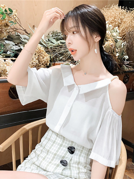 Moteriški modernūs marškiniai apnuogintais pečiais ir dekoratyviniais perlais