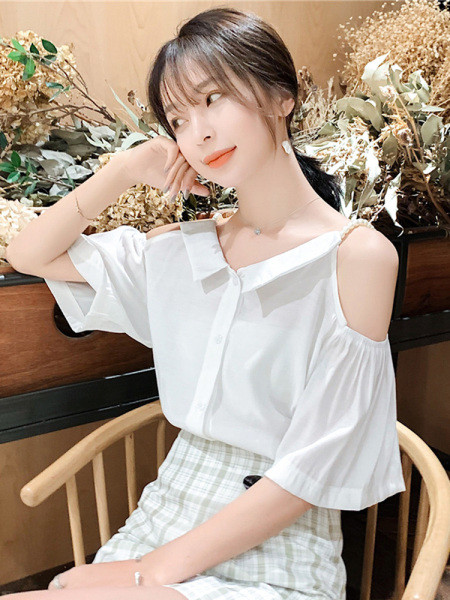 Moteriški modernūs marškiniai apnuogintais pečiais ir dekoratyviniais perlais