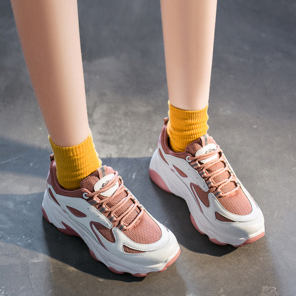 Moteriški rudeniniai sportbačiai grubiu padu ir spalvingais kaklaraiščiais