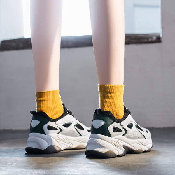 Moteriški rudeniniai sportbačiai grubiu padu ir spalvingais kaklaraiščiais