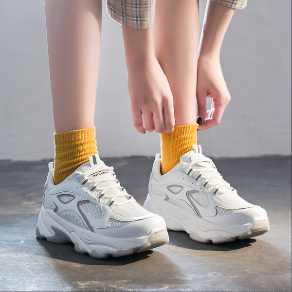 Moteriški rudeniniai sportbačiai grubiu padu ir spalvingais kaklaraiščiais