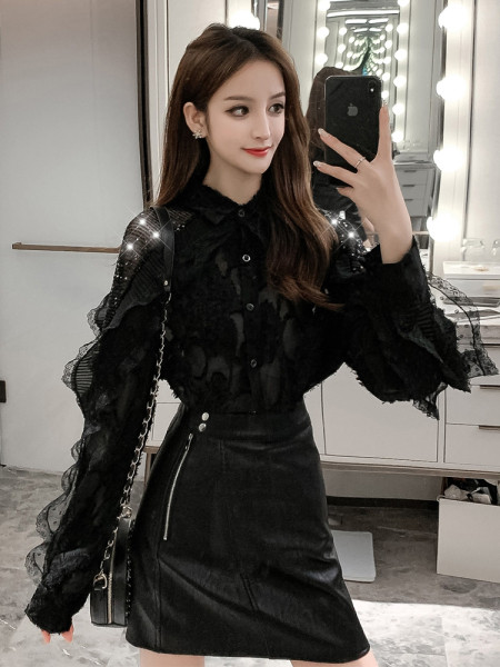 Stilingi moteriški marškiniai su klasikine apykakle, tiuliu ir sagomis