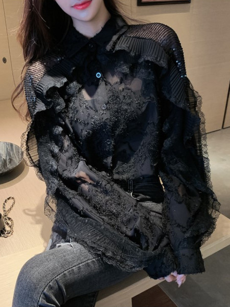 Stilingi moteriški marškiniai su klasikine apykakle, tiuliu ir sagomis