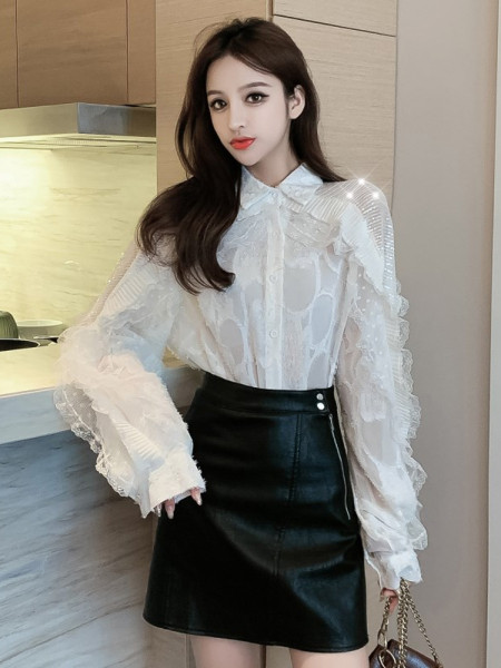 Stilingi moteriški marškiniai su klasikine apykakle, tiuliu ir sagomis