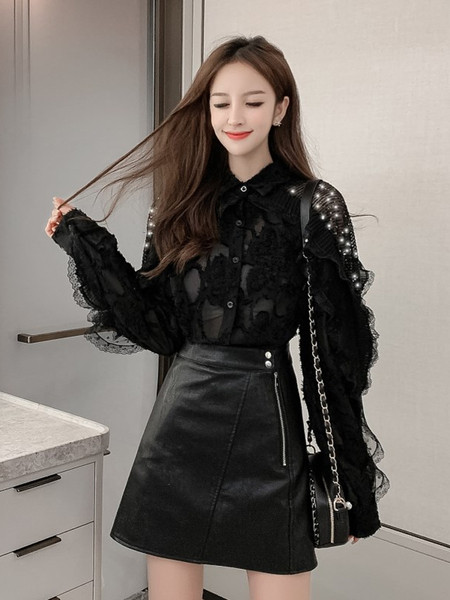 Stilingi moteriški marškiniai su klasikine apykakle, tiuliu ir sagomis