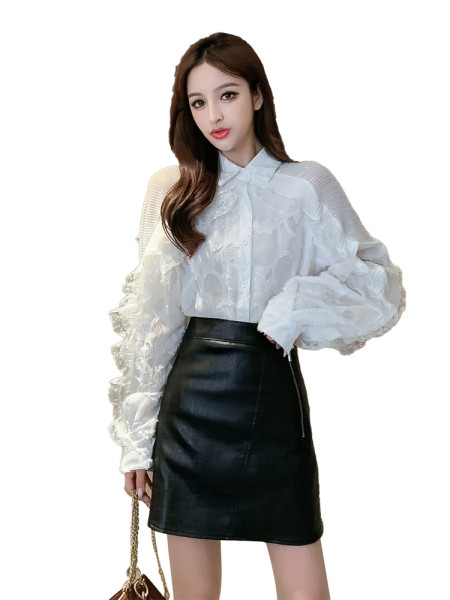 Stilingi moteriški marškiniai su klasikine apykakle, tiuliu ir sagomis