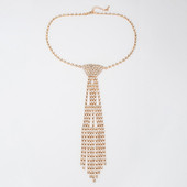 Eleganta sieviešu kaklarota kaklasaites formā ar akmeņiem