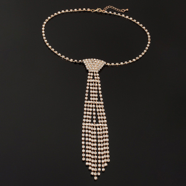 Eleganta sieviešu kaklarota kaklasaites formā ar akmeņiem