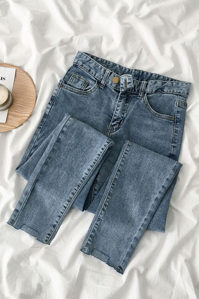 Mūsdienīgi elastīgi džinsi ar augstu vidukli un kabatām