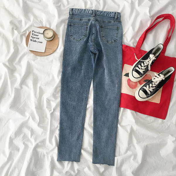 Mūsdienīgi elastīgi džinsi ar augstu vidukli un kabatām