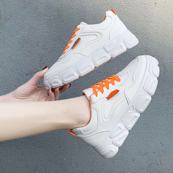 Sieviešu kedas ar augstu raupju zoli un krāsainām mežģīnēm