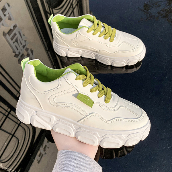 Sieviešu kedas ar augstu raupju zoli un krāsainām mežģīnēm