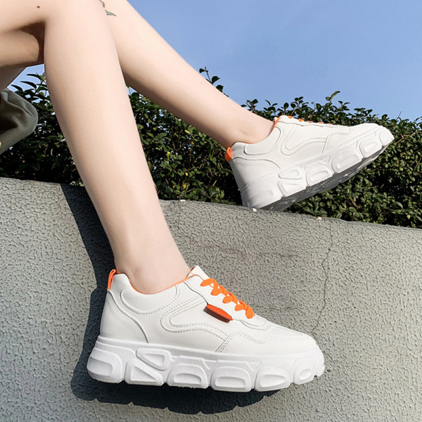 Sieviešu kedas ar augstu raupju zoli un krāsainām mežģīnēm