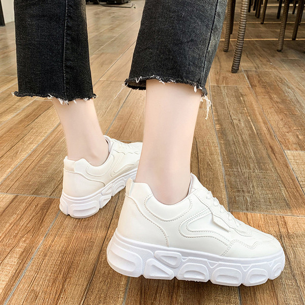 Sieviešu kedas ar augstu raupju zoli un krāsainām mežģīnēm