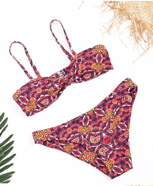 Többszínű, kétrészes fürdőruha tetején pántokkal