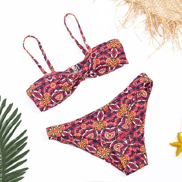 Többszínű, kétrészes fürdőruha tetején pántokkal