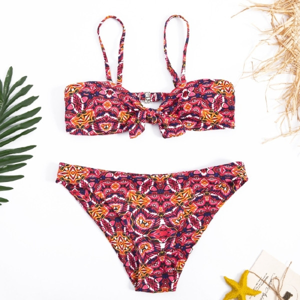 Többszínű, kétrészes fürdőruha tetején pántokkal