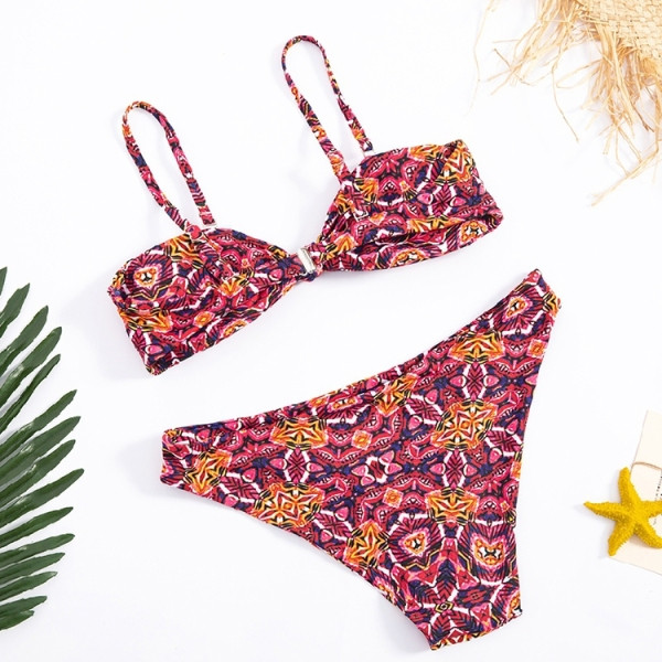 Többszínű, kétrészes fürdőruha tetején pántokkal