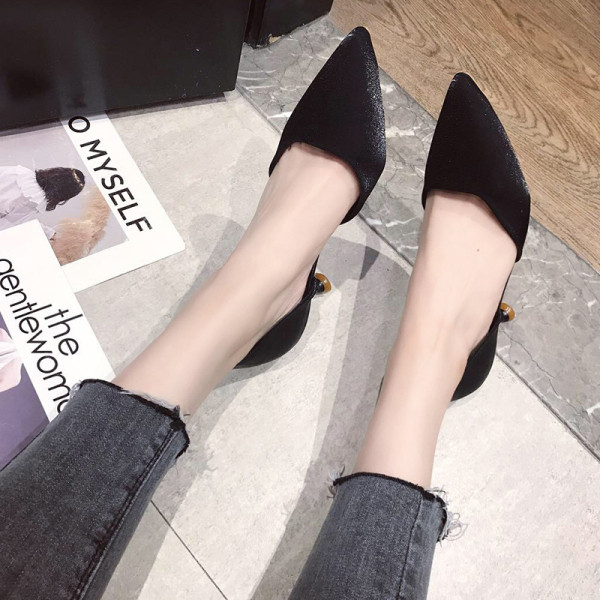 Női bársony cipő hegyes modell és alacsony sarkú - két modell