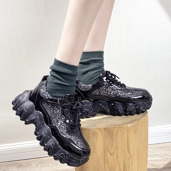 Adidasi moderni de dama cu talpa inalta, aspra si efect stralucitor