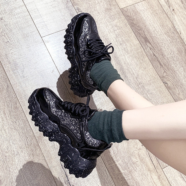 Adidasi moderni de dama cu talpa inalta, aspra si efect stralucitor