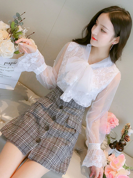 Eleganta sieviešu mežģīņu blūze ar dekoratīvām pērlēm