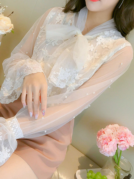 Eleganta sieviešu mežģīņu blūze ar dekoratīvām pērlēm