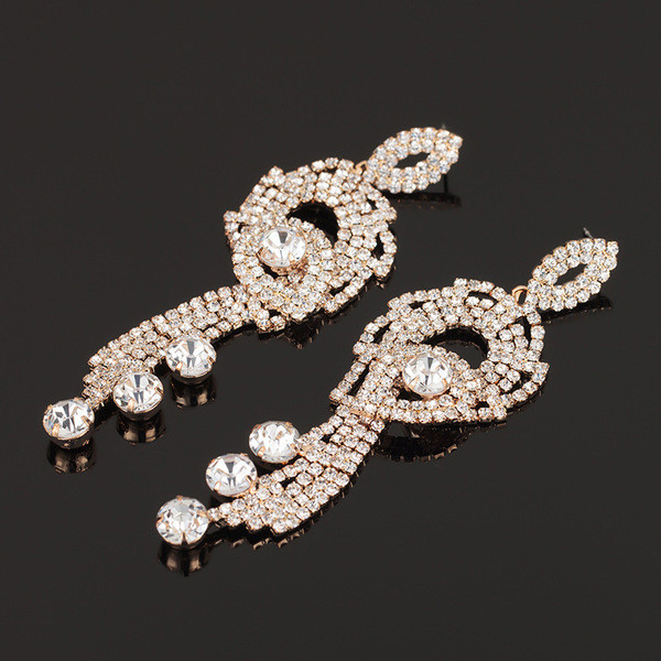 Piekarami moderni sieviešu auskari ar akmeņiem