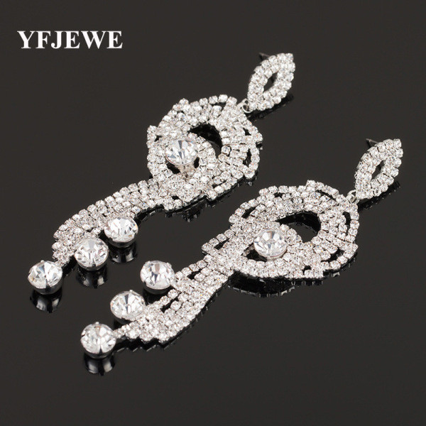 Piekarami moderni sieviešu auskari ar akmeņiem