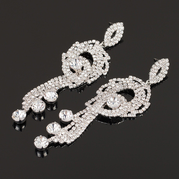 Piekarami moderni sieviešu auskari ar akmeņiem