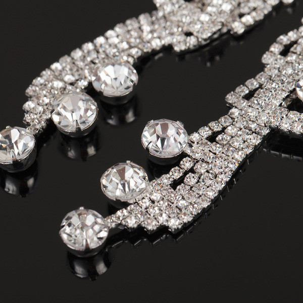 Piekarami moderni sieviešu auskari ar akmeņiem