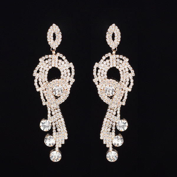 Piekarami moderni sieviešu auskari ar akmeņiem