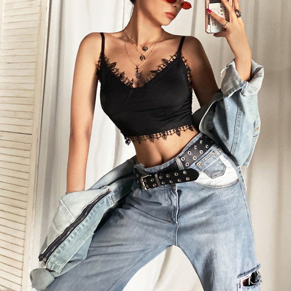 Rövid női felső vékony pántokkal és csipkével