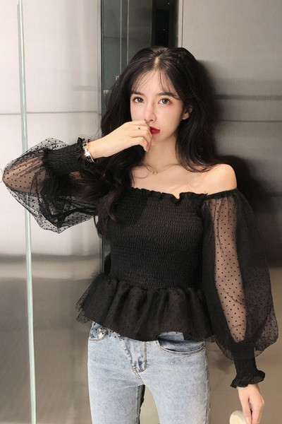 Šiuolaikinė moteriška palaidinė nuleistomis pūstomis rankovėmis