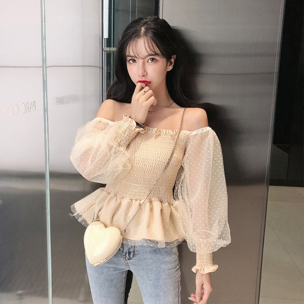 Šiuolaikinė moteriška palaidinė nuleistomis pūstomis rankovėmis