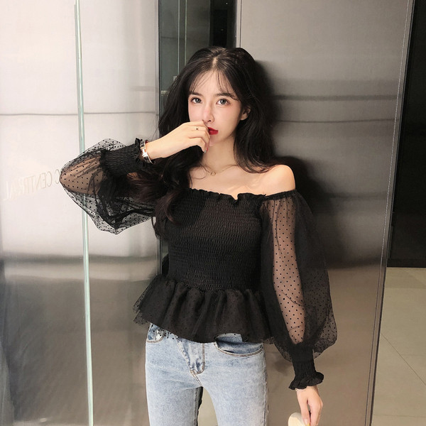 Šiuolaikinė moteriška palaidinė nuleistomis pūstomis rankovėmis