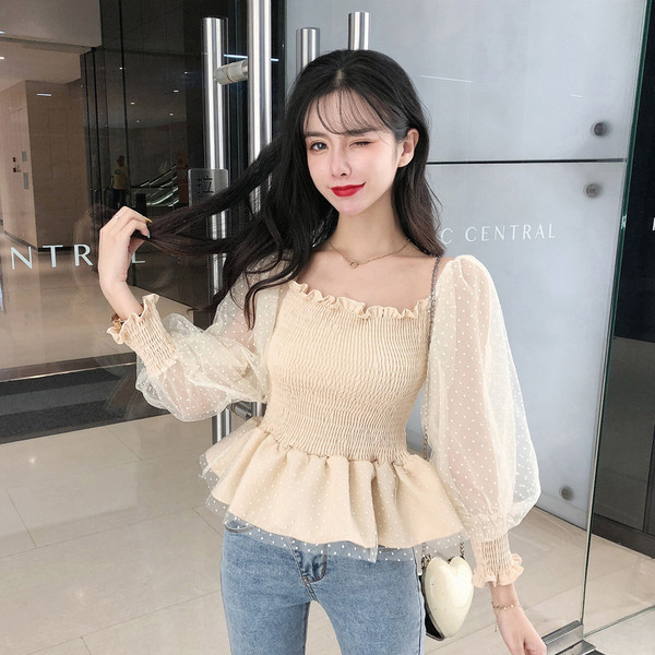 Šiuolaikinė moteriška palaidinė nuleistomis pūstomis rankovėmis