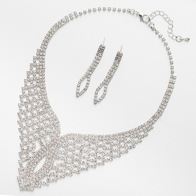 Elegáns női szett nyaklánccal és kövekkel díszített fülbevalóval
