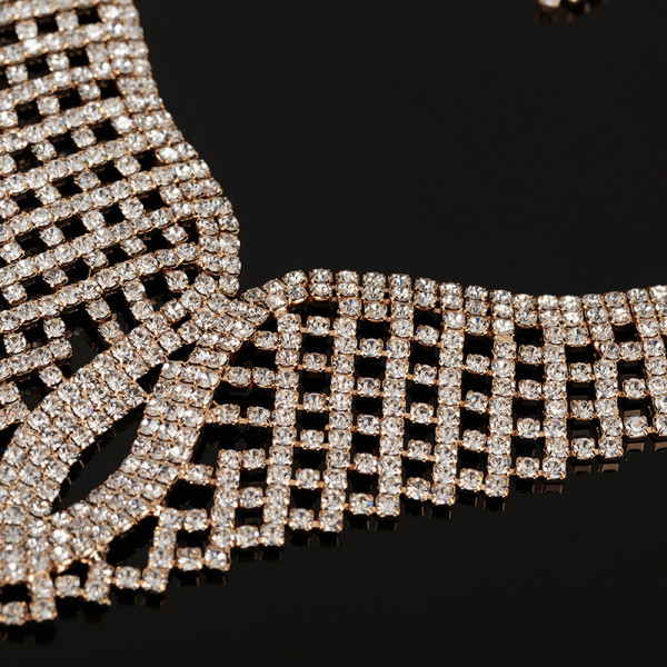 Elegáns női szett nyaklánccal és kövekkel díszített fülbevalóval